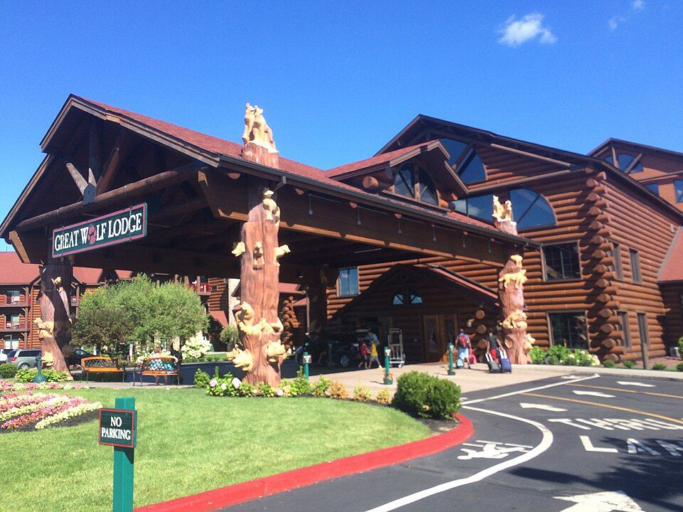 Archival 2015 exterior photograph of Great Wolf Lodge in the Pocono Mountains, Pennsylvania; it does not depict the October 2026 incident
